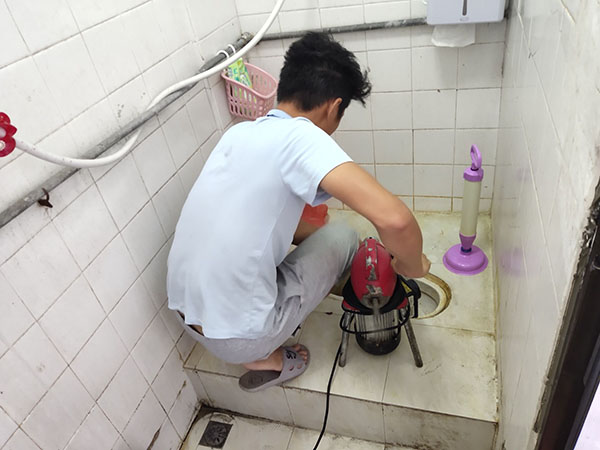 海沧管道堵塞冒臭气 专业师傅现场解决问题