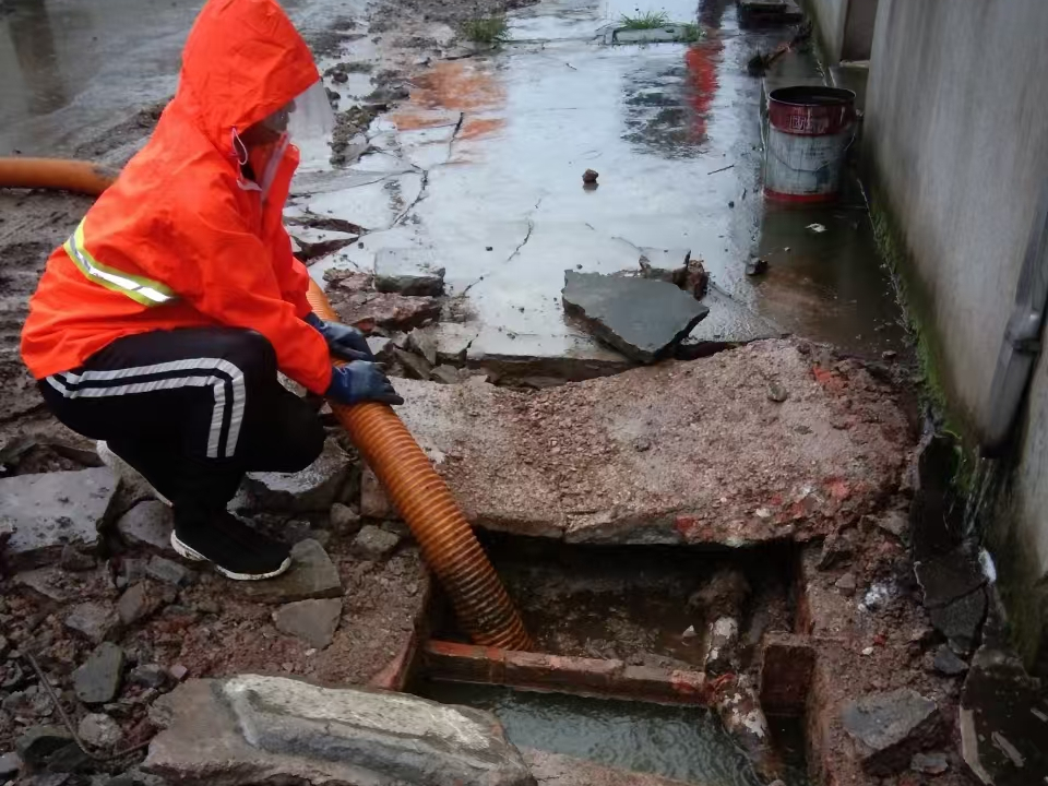 海沧专业清理污水池 炜誉市政以规范流程守护城市 “肠道”